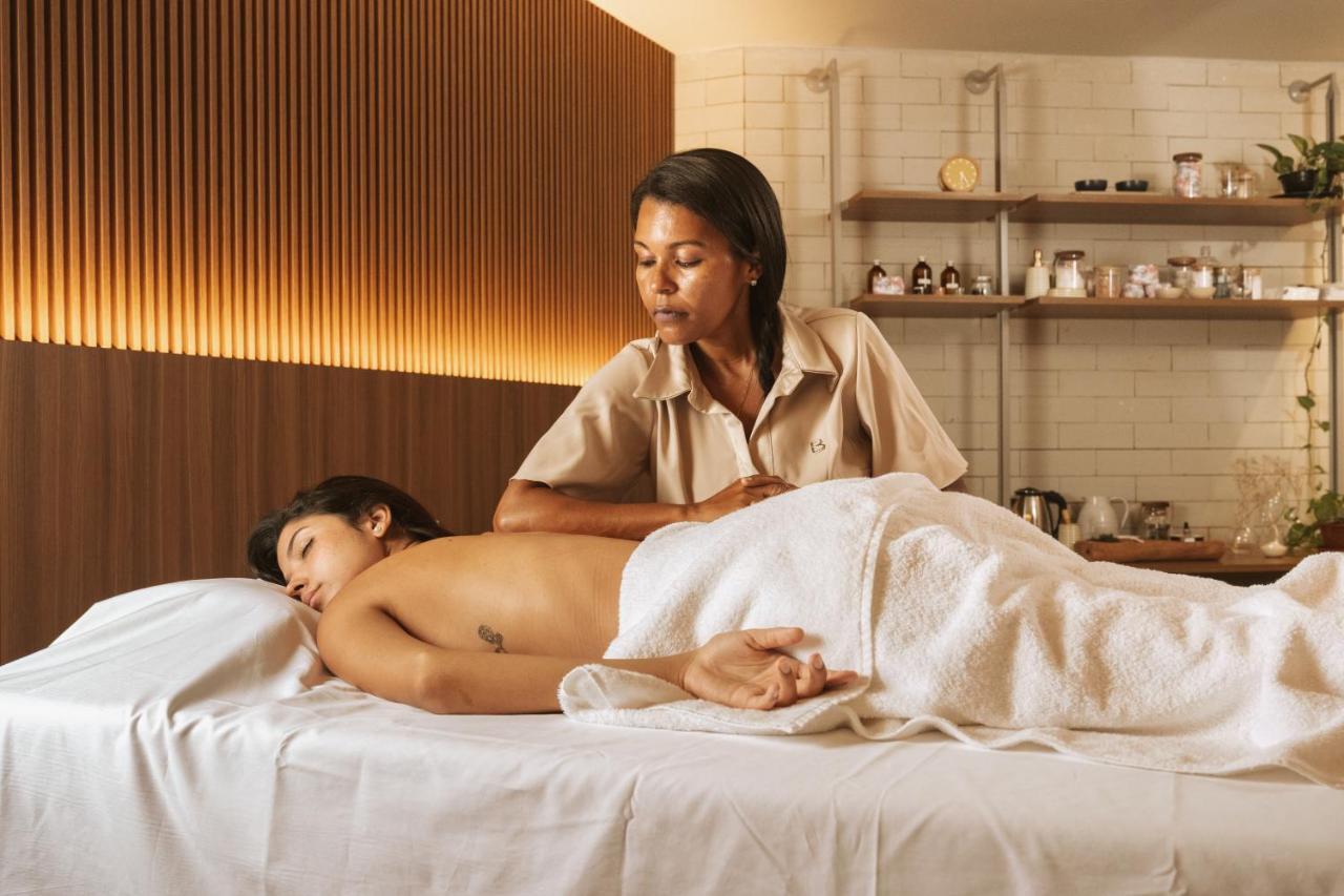 Ba'Ra Hotel João Pessoa Extérieur photo A massage therapist treating a patient